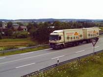 Ein Mercedes H�ngerzug von Rottaler Fruchtsaft auf der B388 in Pfarrkirchen.