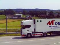 Ein Scania Satelschlepper auf der B 388