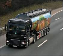 DAF XF105.460(?)  SpaceCab  einer Spedition aus dem Kreis Eichst�tt ist mit einem bunten Siloauflieger bei L�denscheid in Richtung Norden unterwegs. (02.03.2009)
