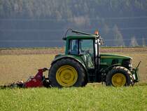 JohnDeere 6420, bearbeitet Feld und Wiese; 190330