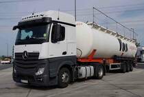 =MB Actros 1848 Tankzug steht auf einem Rastplatz an der A 66 im April 2019