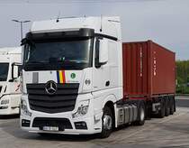 =MB Actros 1848 mit Containerauflieger steht auf einem Rastplatz an der A 66 im April 2019
