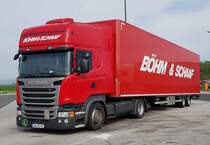 =Scania R 410-Sattelzug der Spedition BÖHM & SCHAAF steht auf einem Rastplatz an der A 66 im April 2019