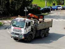 MAN TGA33.440 mit Kipper-, sowie Hydraulikkranaufbau trifft am nächsten Einsatzort ein; 180424