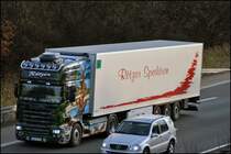 DIE WIEGE DER MENSCHEIT: Der SCANIA TOPLINE R500 der Spedition R�tzen pr�sentiert mit Herpa  WELTGESCHICHTE Nr.1  DIE WIEGE DER MENSCHEIT . Hier am 03.03.2009 ist die pr�chtige Zugmaschine durch das Sauerland in Richtung Ruhrgebiet unterwegs. Uhrspr�nglich hatte die Zugmaschine eine Sidepipe und war f�r die Spediton  J�rgen Schmid Transporte  unterwegs.

