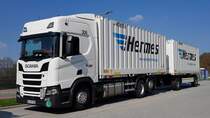 =Scania 450 Hängerzug von PFLAUM-LOGISTIC transportiert HERMES-Container im April 2019