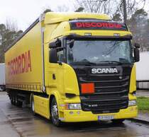 =Scania R 410-Sattelzug der Spedition DISCORDIA steht auf einem Rastplatz an der A 81 im März 2019