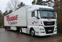 =MAN-Sattelzug der Spedition RIEDLE steht auf einem Rastplatz an der A 81 im März 2019