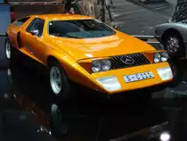 Mercedes Benz C111-I.
Das Experimentalfahrzeug C111, das Mercedes Benz im September 1969 auf der IAA in Frankfurt präsentiert, wird auf Anhieb zum Publikumsmagneten der Messe. Der Wagen überrascht mit seinen weit nach oben öffnenden Flügeltüren, seiner ausgeprägten Keilform und seiner extravaganten Lackierung in Orangemetallic. Innovativ ist auch die Karosserie aus glasfaserverstärktem Kunststoff. Angetrieben wird der Wagen von einem Vierscheiben-Wankelmotor, der ca. 350 PS leistet. Mit dieser Leistung erreicht der Wagen eine Höchstgeschwindigkeit von 260 km/h. Techno Classica Essen am 14.04.2019.