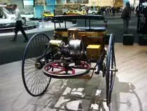 Heckansicht des Benz Patent Motorwagen (Replika). Techno Classica Essen am 14.04.2019.