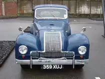 Allard M1 Coupe aus dem Jahr 1947. Die Allard Motor-Company baute von 1936 bis 1966 ca. 1.900 Fahrzeuge in den Werken Putney und Clapham, in der Nähe von London. Das Modell M1 wurde von 1947 bis 1950 produziert. Motorisiert war der Wagen mit einem V8-Motor aus dem Hause Ford. Dieser Motor leistet 85 PS aus einem Hubraum von 3.622 cm³. Besucherparkplatz der Düsseldorfer Classic Remise am 12.12.2010.