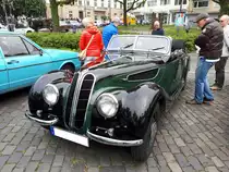 BMW 327 Cabriolet, gebaut von 1937 bis 1941. Der im November 1937 vorgestellte neue 327 erhielt, aufgrund seiner makellosen Schönheit, den Beifall des Publikums. Die Karosserie stammte von Ambi-Budd. Es wurden insgesamt 1.604 Cabriolets und 265 Coupe Modelle ausgeliefert. Der Sechszylinderreihenmotor leistet 55 PS aus 1.971 cm³ Hubraum. Ab dem Modelljahr 1939 konnte auch wahlweise der 80 PS starke Motor des 328 geordert werden. Ein solches Cabriolet kostete bei seiner Markteinführung RM 7.500,00. Der abgelichtete Wagen entstammt dem Baujahr 1938. 12. Kettwiger Oldtimertreffen in Essen-Kettwig am 01.05.2019.