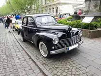Peugeot 203 Limousine. Der 203 war Peugeot´s erste Neuentwicklung nach WW2. Er wurde von 1949 bis 1960 produziert. Der Vierzylinderreihenmotor hat einen Hubraum von 1.290 cm³ und leistet 42 PS. Lediglich die Lieferwagenmodelle U4 leisteten durch die Bestückung mit einem Zenith 32IM Vergaser 45 PS. Es wurden fast 686.000 Einheiten produziert. 12. Oldtimertreffen in Essen-Kettwig am 01.05.2019.