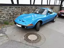 Opel GT/J, verkauft von 1971 bis 1973. Der Opel GT stand ab August 1968 in den Verkaufsräumen der Opel Händler. Ab März 1971 ergänzte das GT/J Modell die Produktpalette. Bei diesem Modell waren alle sonst verchromten Bauteile mattschwarz eingefärbt. Diese Maßnahme sollte, das junge, sportlich ausgerichtete Kundenklientel ansprechen. Der GT/J war nur mit dem 1897 cm³ großen Vierzylinderreihenmotor mit 90 PS lieferbar. 12. Oldtimertreffen in Essen-Kettwig am 01.05.2019.