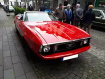 Ford Mustang Convertible des Modelljahres 1973. Neben dem Cabrioletmodell Convertible, gab es noch die Karosserieversionen Hardtop und Sportsroof. Dieser im Farbton bright red lackierte Mustang hat einen V8-Motor mit einem Hubraum von 4942 cm³ und einer Leistung von 143 PS. 12. Oldtimertreffen in Essen-Kettwig am 01.05.2019.