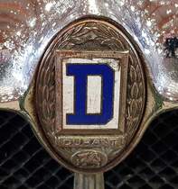 =Firmenlogo des Durant 60 Sedan, Bj. 1929, 3205 ccm, 44 KW, gesehen bei der Technorama Kassel im März 2019