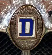 =Firmenlogo des Durant 60 Sedan, Bj. 1929, 3205 ccm, 44 KW, gesehen bei der Technorama Kassel im März 2019