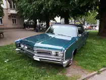 Chrysler 300 fourdoor Hardtop Sedan der Modelljahre 1965/1966. Die Modellreihe 300 war in den oben genannten Modelljahren das Spitzenmodell im Verkauskatalog von Chrysler. Darunter rangierte die Baureihe New Yorker und das Basismodell war der Newport. Der Käufer konnte zwischen zwei V8-Motoren wählen: 383 cui (6276 cm³) mit 270 PS oder 413 cui (6768 cm³) mit 360 PS. Ein solcher, im Farbton royal turquoise lackierter 300´er, war ab US$ 3442,00 zu haben. 12. Oldtimertreffen in Essen-Kettwig am 01.05.2019.