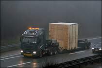 Iveco Stralis 560PS(?) der STL mit einer gro�en Holzkiste, vermutlich mit einer Maschine als Inhalt, ist bei L�denscheid unterwegs. (05.03.2009)
