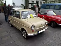 NSU Prinz III, gebaut von 1960 bis 1962.
Als NSU Prinz I und II kam dieses Auto im Jahr 1958 auf den Markt. Bis zu diesem Zeitpunkt hatte NSU über 30 Jahre kein Auto mehr gebaut. Der Prinz I war einfach und der Prinz II normal ausgestattet. Obwohl dieses Modell optisch nicht ganz so gelungen war, verkaufte sich die Baureihe Prinz I bis III 94.549 mal. Der Prinz III konnte mit zwei verschiendenen Motorisierungen bestellt werden. Basis war immer ein im Heck verbauter, luftgekühlter Zweizylindervertikaltwinmotor mit einem Hubraum von 583 cm³. Dieser Motor leistete, je nach Vergaserbestückung, 23 PS oder 30 PS. Der Kaufpreis eines Prinz III mit der stärkeren Maschine betrug DM 4200,00. 12. Oldtimertreffen in Essen-Kettwig am 01.05.2019.
