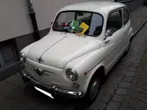 Seat 600D, gebaut von 1963 bis 1967. Der 600D basiert auf einem Lizenzvertrag zwischen Fiat aus Italien und Seat aus Spanien. Dieses Auto trieb die Volksmotorisierung im Spanien der 1960er Jahre voran. Der im Heck verbaute, wassergekühlte Vierzylinderreihenmotor hat einen Hubraum von 767 cm³ und leistet 32 PS. 12. Oldtimertreffen in Essen-Kettwig am 01.05.2019.