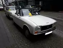 Peugeot 304S Cabriolet, produziert im Werk Sochaux von 1970 bis 1975. Das 304 Cabriolet basiert auf der bereits 1969 erschienen 304 Limousine. Während die Limousine und das Break genannte Kombimodell, auch mit einem Dieselmotor geordert werden konnten, waren das Coupe und das Cabriolet nur mit einem Benzinmotor lieferbar. Der Vierzylinderreihenmotor mit einem Hubraum von 1288 cm³ leistet bis 1973 65 PS. Ab dem Modelljahr 1974 erhöhte sich die Leistung auf 75 PS. Von den insgesamt 9500 produzierte 304S Cabriolets wurden ca. 1800 nach Deutschland verkauft. Der Kaufpreis betrug in der Grundausstattung DM 10.400,00 inclusive serienmäßigem Hardtopdach. 12. Oldtimertreffen in Essen-Kettwig am 01.05.2019.