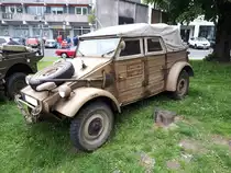 VW Typ 82  Kübelwagen . Von 1940 bis zum Kriegsende wurden ca. 50.800 Typ 82 im KDF-Werk Fallersleben/Wolfsburg produziert. Der abgelichtete Kübelwagen wurde im 1943 an die Truppe ausgeliefert. Der im Heck verbaute, luftgekühlte Vierzylinderboxermotor hat einen Hubraum von 1131 cm³ und leistet 24,5 PS. 12. Oldtimertreffen in Essen-Kettwig am 01.05.2019.