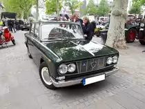 Lancia Fulvia Berlina 2C, also der zweiten Serie, wie er von 1969 bis 1976 produziert wurde. Das Modell wurde im Jahr 1963 vorgestellt. Die Karosserie war, insbesondere beim 1C, von abstruser Häßlichkeit. Hinter dem Volant zählte die mangelnde Eleganz des Autos nicht mehr. Der Fulvia war der erste Wagen mit Frontantrieb, der die bis dahin üblichen Unarten dieser Antriebsart vergessen ließ. Die Lenkung war leichtgängig und präzise. Trotz seiner mangelnden Ästhetik wurde der Fulvia Berlina, insbesondere in seinem Heimatland, zum Erfolgsmodell. Der V4-Motor hat einen Hubraum von 1298 cm³ und leistet 87 PS. Die Höchstgeschwindigkeit wurde vom Werk mit 162 km/h angegeben. 12 Oldtimertreffen in Essen-Kettwig am 01.05.2019.