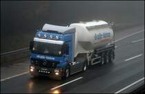 In der Dunkelheit kommt die  Extrabeleuchtung  gut zur geltung. Actros 1850(?) V8 der Spedition Gro�e Vehne ist bei L�denscheid unterwegs. (05.03.2009)