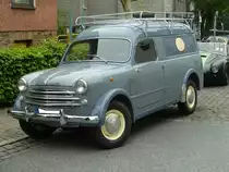 Fiat 1100-103E Furgoncino, gebaut von 1956 bis 1959.
Auf Bais des Erfolgsmodells  Millecento  bauten die Turiner ab dem Jahr 1954 einen Pickup und den abgelichteten Kastenwagen. Ab dem Modelljahr 1956 war die Front so gestylt, wie bei dem Auto auf dem Foto. Die Nutzlast dieses Kleintransporters wurde mit 800 Kilogramm angegeben. Angetrieben wird der Wagen vom Vierzylinderreihenmotor aus der 1100´er Limousine. Dieser Motor hat einen Hubraum von 1089 cm³, leistet im Furgoncino aber abgespeckte 37 PS, anstatt der sonst üblichen 43 PS. 12. Oldtimertreffen in Essen-Kettwig am 01.05.2019.