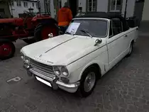 Triumph Vitesse MK2 Convertible, gebaut von 1968 bis 1971. Der Vitesse wurde 1962 vorgestellt und basierte auf dem bereits 1959 auf den Markt gebrachten Triumph Herald. Der Wagen war als zweitürige Limousine und als Convertible lieferbar. Im Gegensatz zu seinem vierzylindrigen Bruder Herald, verrichtete unter der Haube des Vitesse ein Sechszylinderreihenmotor seinen Dienst. Dieser Motor hat im Vitesse MK2 einen Hubraum von 1998 cm³ und leistet 90 PS. Insgesamt konnte Triumph von diesem Convertible-Modell 3472 Fahrzeuge absetzen. 12. Oldtimertreffen in Essen-Kettwig am 01.05.2019.