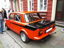 Heckansicht eines Simca 1000 aus dem Jahr 1978, der optisch und technisch auf einen Simca Rallye 2 umgebaut wurde. Im Jahr 1961 brachten die Mannen aus Nanterre den kompakten Simca 1000 auf den Markt. Er folgte dem bewährten Muster dieser Autoepoche in Frankreich = Heckmotor und vier Türen. Durch seine gute Raumausnutzung wurde der Wagen, insbesondere in seinem Heimatland, ein Verkaufserfolg. Dieser, im Farbton sumatra rot lackierte Wagen, hat einen wassergekühlten Vierzylinderreihenmotor, der aus einem Hubraum von 1294 cm³ 95 PS leistet. 12. Oldtimertreffen in Essen-Kettwig am 01.05.2019.