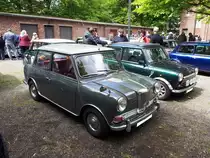 Riley Elf MK3. Basierend auf dem 1959 vorgestellten Mini brachte die Firma Riley im Jahr 1961 das Modell Elf heraus, das bis 1969 in drei Baureihen, MK1 bis MK3, produziert wurde. Der Riley Elf war im Grunde ein Mini, der mit einem anderen Kühlergrill und einem angesetzten Kofferraum versehen wurde. Dazu bekam er noch ein etwas noblere Innenausstattung. Der MK3 wurde von 1966 bis 1969 produziert. Der abgelichtete Wagen stammt aus dem Jahr 1968 und wird von einem Vierzylinderreihenmotor angetrieben, der aus einem Hubraum von 998 cm³ eine Leistung von 38,5 PS erbringt. Minitreffen an der Essener Dampfbierbrauerei am 05.05.2019.