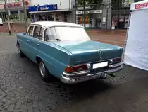 Heckansicht einer großen  Heckflosse  Mercedes Benz W111/2 220Sb. Classicday der Werbegemeinschaft Essen-Borbeck am 05.05.2019.