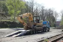 Ein Komatsu PC 240 Bagger wird hier per Tieflader am 24.4.2019 am Bahnhof Straz nad Ohre angeliefert.
