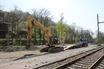 Komatsu PC 240 Bagger wird von einem Tieflader am 24.4.2019 am Bahnhof Straz nad Ohre gefahren.