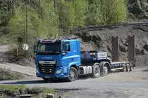 DAF CF Zugmaschine mit Tieflade Auflieger am 24.4.2019 am Bahnhof Straz nad Ohre.