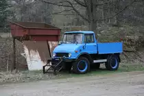 Dieser Unimog stand am 24.4.2019 an einem alten Kalkwerk nahe Hammerunterwiesenthal im Erzgebirge.