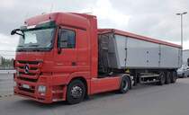 =MB Actros 1844 Kippersattelzug steht im Mai 2019 im Hafengebiet von Rendsburg