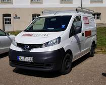 =Nissan NV 200 vom Tischlermeister PETERS steht am Schloss Gottorf im Mai 2019