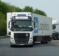 =Volvo FH 500 von  ilo Logistics  verlässt den Rastplatz an der A 3 im April 2019
