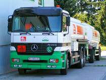 Mercedes (Actros); Tankwagenzug der Lagerhausgenossenschaft Geinberg-Ried steht f�r die Abfahrt zur Bef�llung im Tankzentrallager bereit.  070714