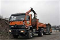 Wie so oft war auch der Himmel am 09.12.2008 bedekt.... Der Atego 1828  PALIFT  mit fahrbarer Absperrtafel beim laden von Schotter.