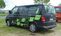 =VW T 5 der Firma KRZESAJ, gesehen auf dem Parkgelände der RETTmobil Fulda im Mai 2019