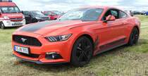 =Ford Mustang, gesehen auf dem Parkgelände der RettMobil Fulda im Mai 2019. Die Beklebung des Fahrzeuges hat der Fahrzeugbesitzer entworfen, diese Lackierung (orange) wurde schon nach kurzer Zeit vom Fahrzeughersteller aus dem Ausstattungsprogramm gelöscht.