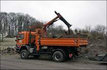 Das PALIFT-System des �sterreichischen Herstellers Palfinger ist einfach aber genial. Durch das Wechselsystem k�nnen binnen weniger Minuten die Kippmulde z.B gegen einen Streuautomaten getauscht werden. Das im Jahr 1932 gegr�ndete Unternehmen geh�rt weltweit zu den f�hrenden Herstellern von Hydraulischen hebe-, und Ladesystemen. Beim Atego 1828 der AM L�denscheid wurde das Abrollsystem mit einem Palfingerkran kombiniert. (09.12.2008)