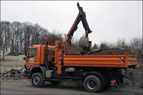 Das PALIFT-System des �sterreichischen Herstellers Palfinger ist einfach aber genial. Durch das Wechselsystem k�nnen binnen weniger Minuten die Kippmulde z.B gegen einen Streuautomaten getauscht werden. Das im Jahr 1932 gegr�ndete Unternehmen geh�rt weltweit zu den f�hrenden Herstellern von Hydraulischen hebe-, und Ladesystemen. Beim Atego 1828 der AM L�denscheid wurde das Abrollsystem mit einem Palfingerkran kombiniert. (09.12.2008)