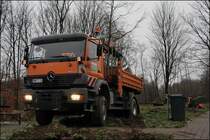 Auf dem Parkplatz Sterbecker Siepen bei L�denscheid wurde der Schotter eingebaut. Atego 1828  PALIFT  (09.12.2008)