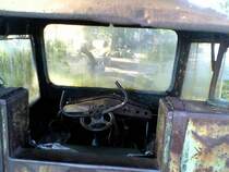 Fahrerhaus innen einer KT 50 auf einem Bauernhof auf R�gen als Blickfang 2004