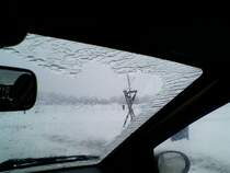 so sieht eine Frontscheibe aus nach einem Eisregen bei 50 km/h und maximaler Frontscheibenheizung aus<br>

es hat keinen Spa� gemacht!!!